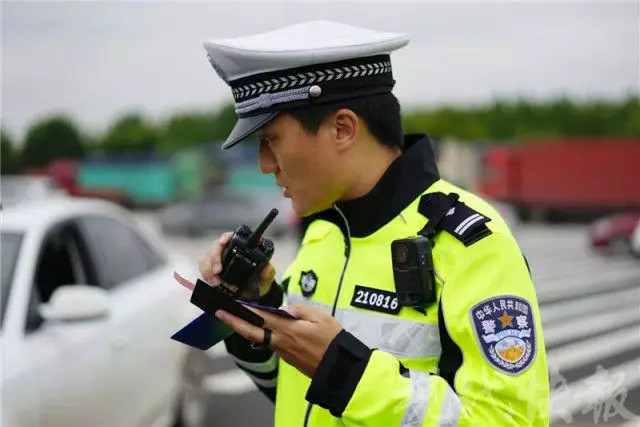 冷冬將至 一線交警冬季執(zhí)勤防護服該配發(fā)了